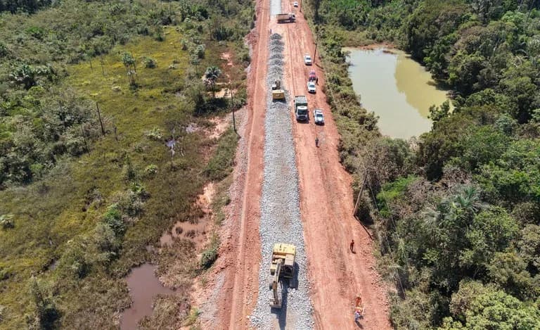 Políticos do Amazonas comemoram decisão que volta a liberar obras na BR-319