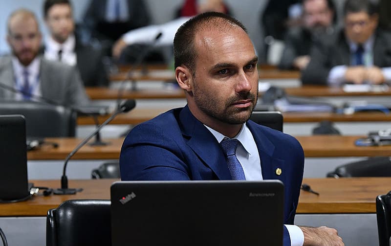 Moraes determina início da pena e expede mandado de prisão contra Eduardo Bolsonaro