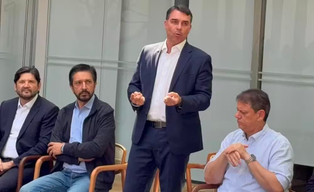 Em Manaus, Flávio Bolsonaro vai visitar Moto Honda antes de ato político