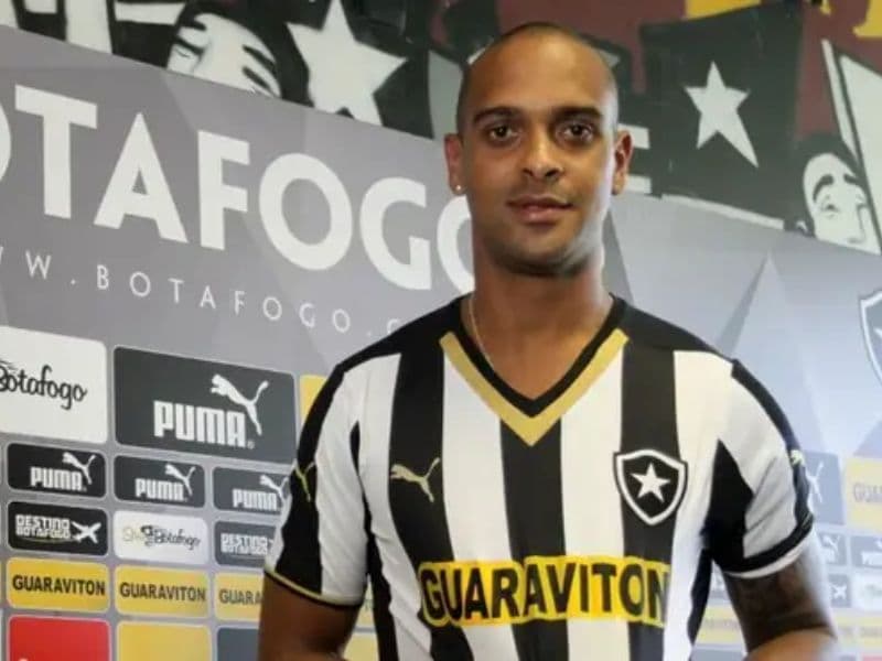 Ex-jogador do Botafogo morre após queda de muro durante ventania