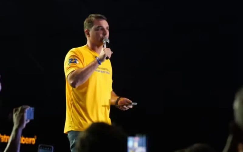 PT aciona TSE e acusa Flávio Bolsonaro de atacar a confiança nas urnas