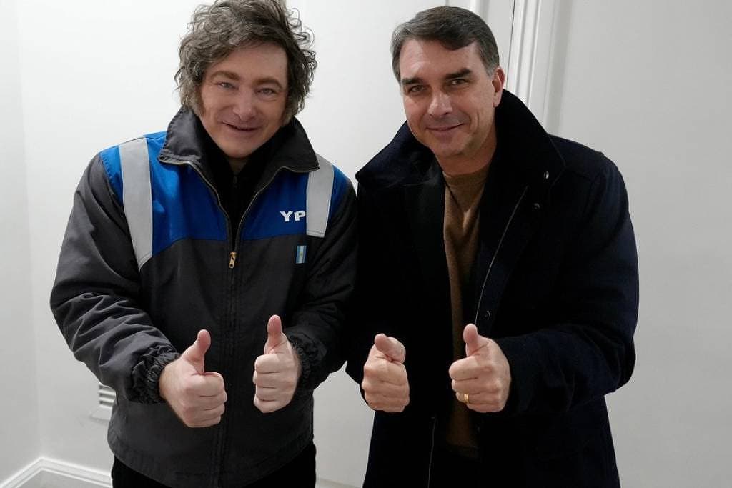 Milei anuncia viagem ao Brasil para apoiar candidatura de Flávio Bolsonaro