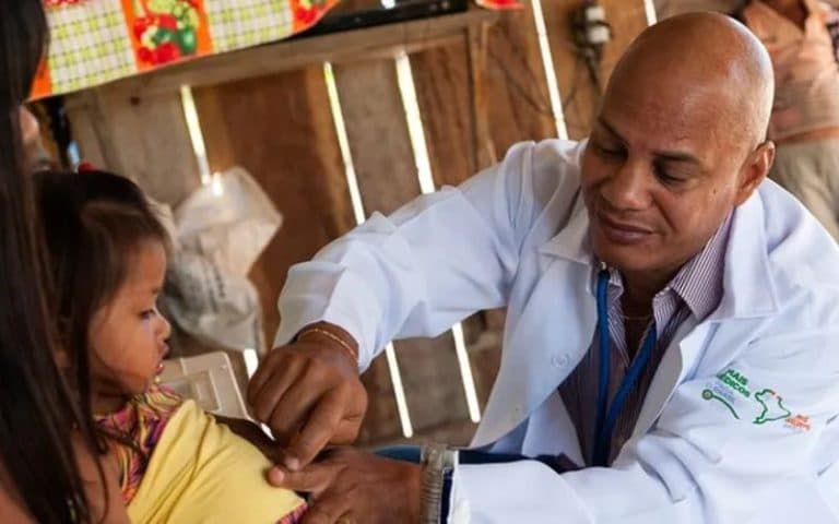 Mais Médicos prorroga contratos de especialistas até 2027