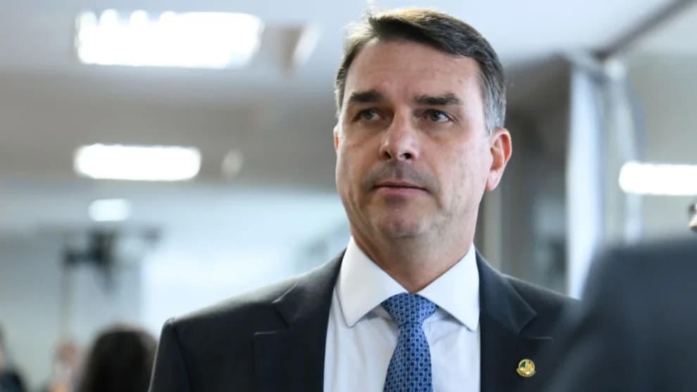 Flávio Bolsonaro participa de atos ao lado de Nikolas Ferreira em BH