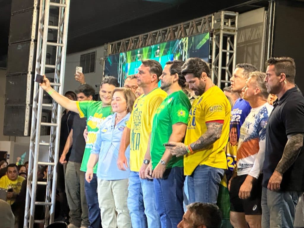 Em ato do PL, Flávio anuncia medidas para segurança, juventude e assistência social