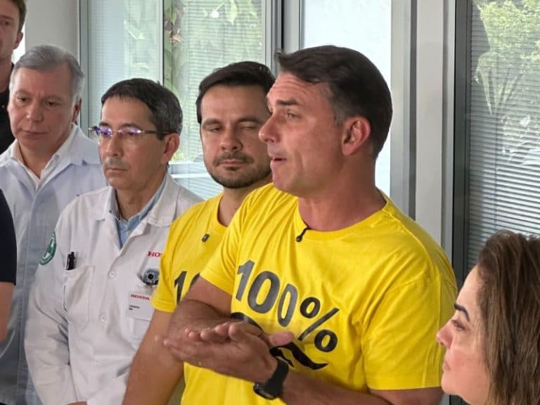 “Mostre tudo para o povo”, diz Flávio ao criticar governo Lula e STF em Manaus