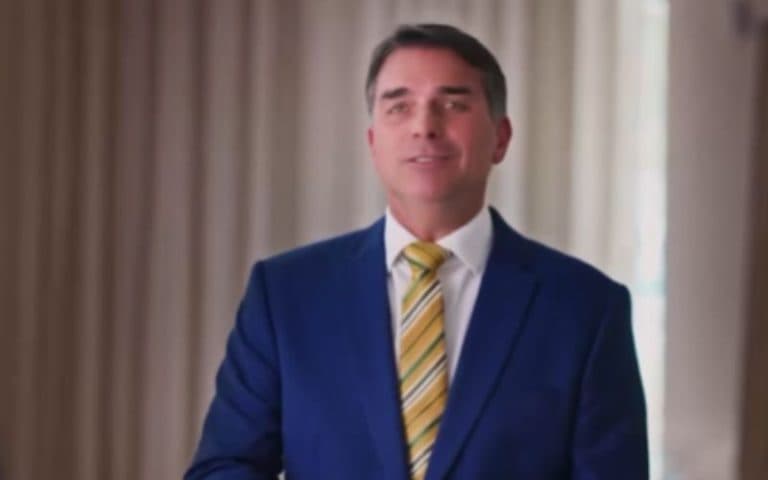 Propaganda de Flávio Bolsonaro vai ao ar sem áudio, e TSE apura