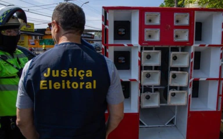 Adesivos grandes e placa bloqueando calçada são flagrados pelo TRE-AM
