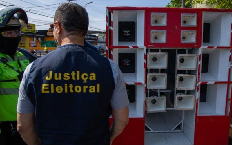 Adesivos grandes e placa bloqueando calçada são flagrados pelo TRE-AM