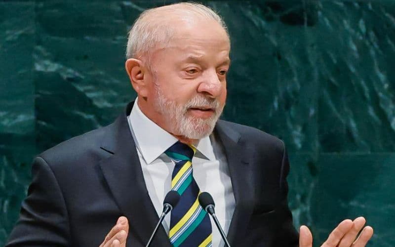Lula explica sua tese econômica: “Pouco dinheiro na mão de muitos é riqueza”