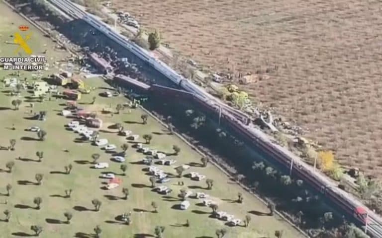 Colisão entre trens de alta velocidade deixa 31 mortos e 80 feridos na Espanha