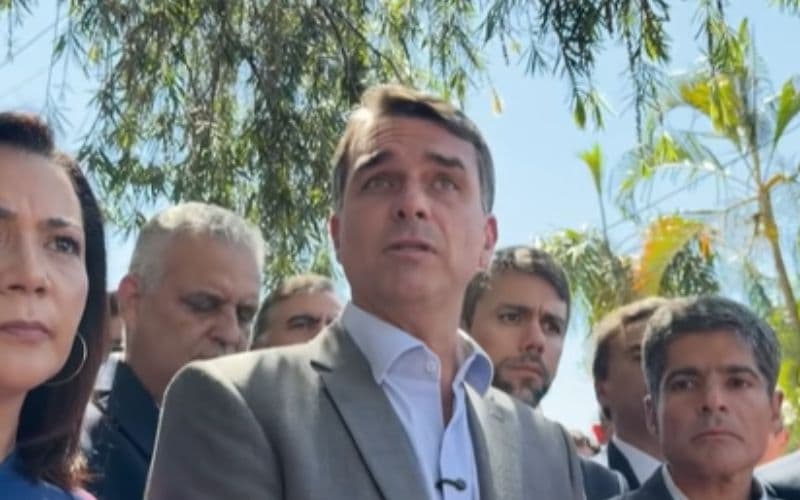 Flávio Bolsonaro diz que não vai ao debate da Band no domingo