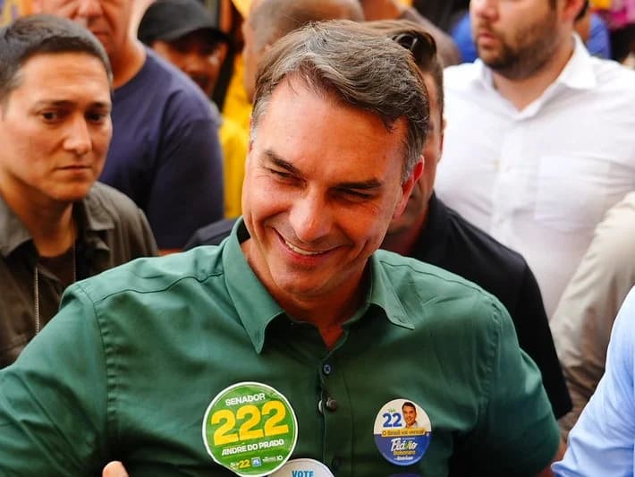 PoderData: 54% dos eleitores já veem Flávio vencendo 2º turno