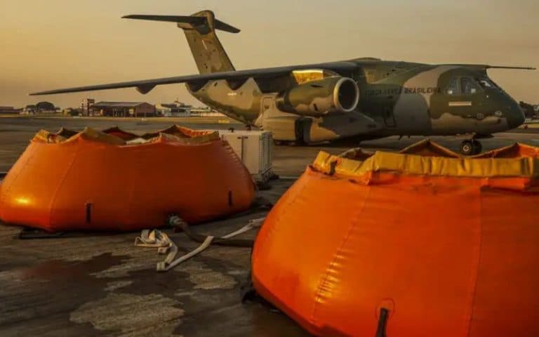 Avião da FAB lança 12 mil litros de água por voo contra incêndios no AM
