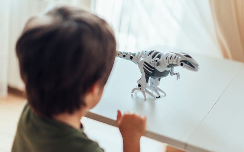 Brinquedos com inteligência artificial podem expor crianças a riscos, alerta SBP