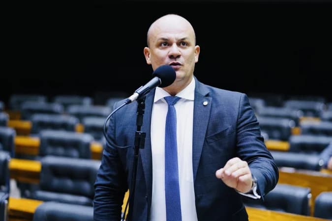 Deputados questionam intimação de Flávio para entregar passaporte