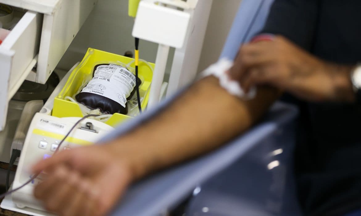 Brasil começa a oferecer primeiro exame de sangue para Alzheimer