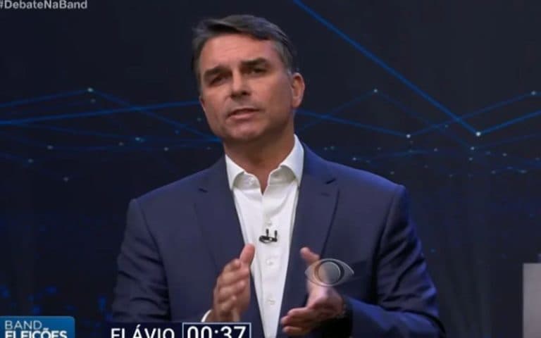Flávio Bolsonaro cita gastos de Janja com viagens durante debate na Band