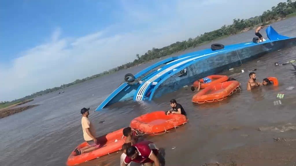 Vídeo: embarcação naufraga após bater em tronco no Amazonas