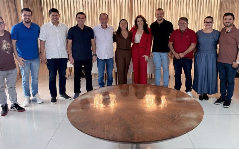Omar Aziz se reúne com prefeitos e aliados após eleição
