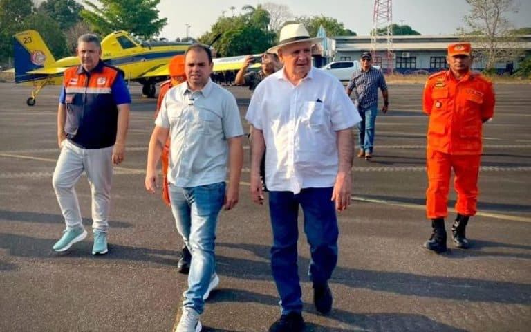 Governador Roberto Cidade recebe aeronaves contra queimadas