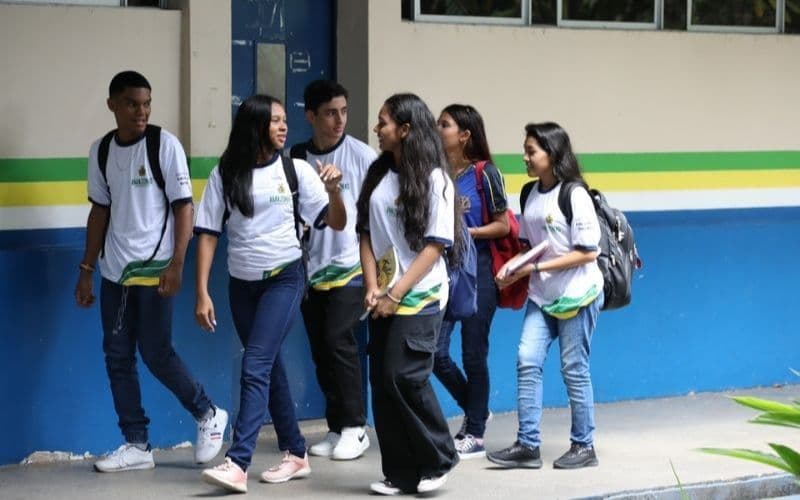 Após suspensão por fumaça, aulas voltam na rede estadual e municipal de Manaus