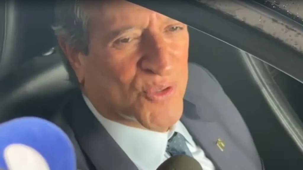 Valdemar diz que Jair Bolsonaro não sabia da saída de Flávio do país