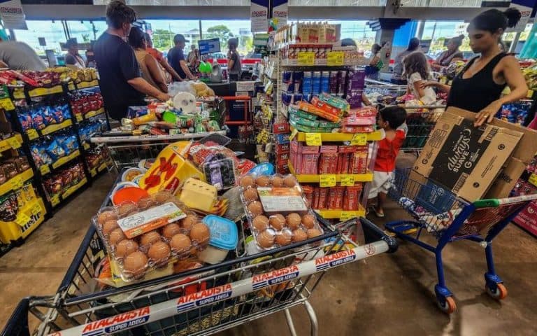 Venda de alimentos nos supermercados cresce até 6,5% após restrições às bets, diz Abras