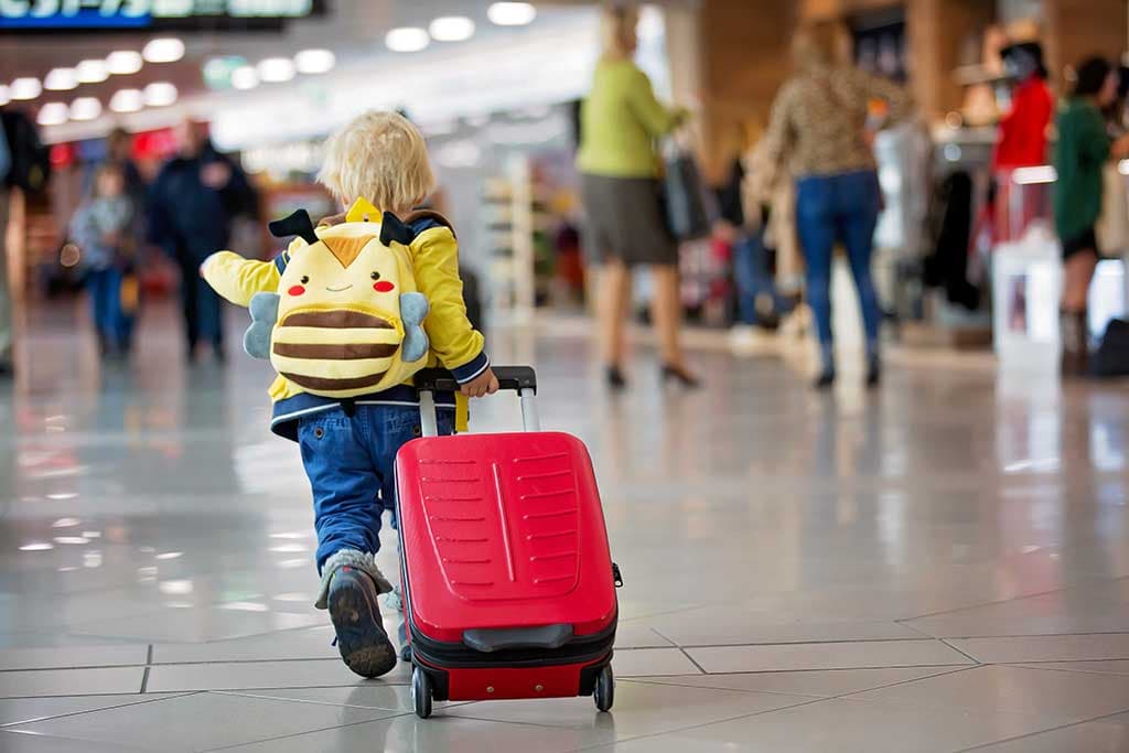 Vai viajar com crianças? Veja quando é preciso autorização e como solicitar o documento