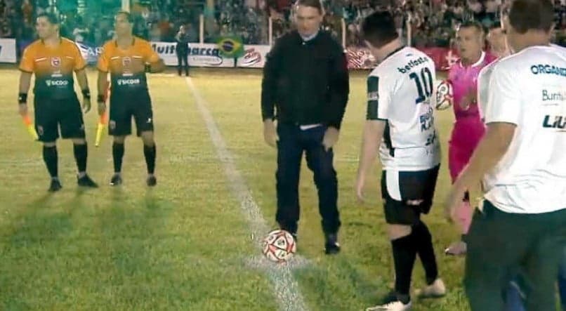 Horas após receber alta, Bolsonaro vai a jogo beneficente de sertanejos