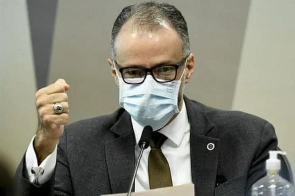 Presidente da Anvisa rebate declaração de Bolsonaro sobre vacinação de crianças