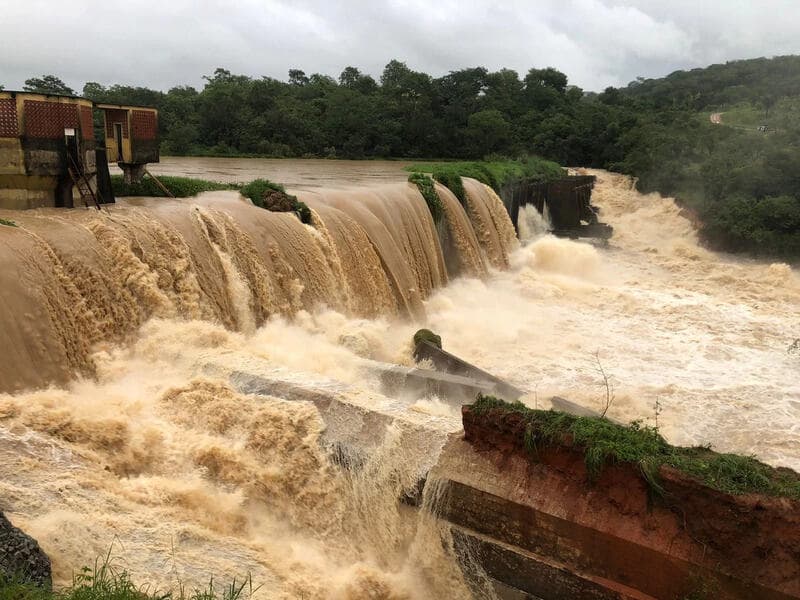 Barragem de cidade mineira corre risco de rompimento e autoridades emitem alerta