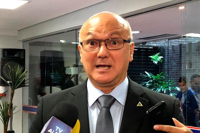 Vídeo: Coronel Menezes desafia Omar a apresentar comprovante de vacinação