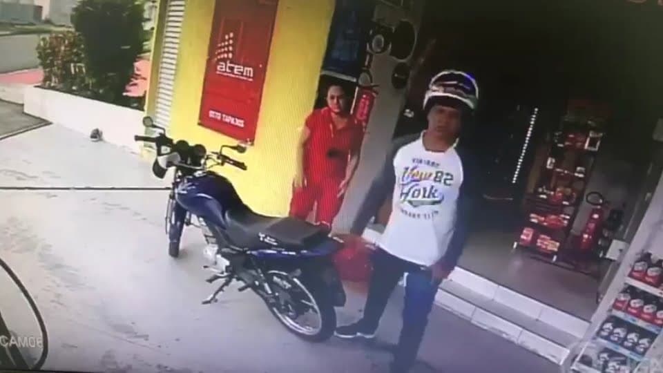 Vídeo: Câmera de segurança flagra assalto em conveniência