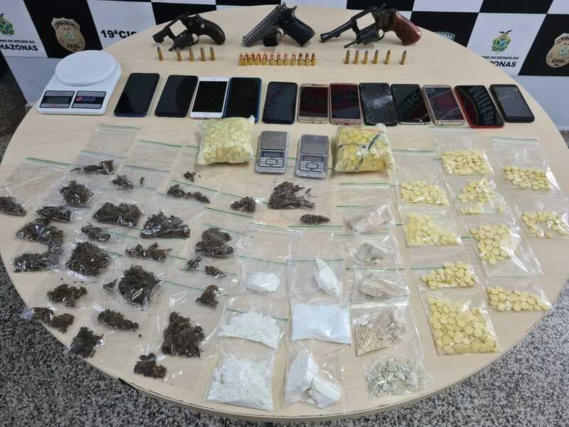 Policiais prendem quatro pessoas por tráfico de drogas no São Jorge