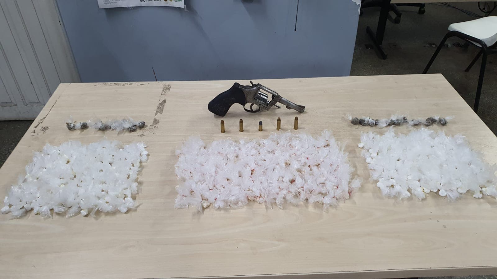 Homem é preso com arma de fogo e drogas na Zona Norte