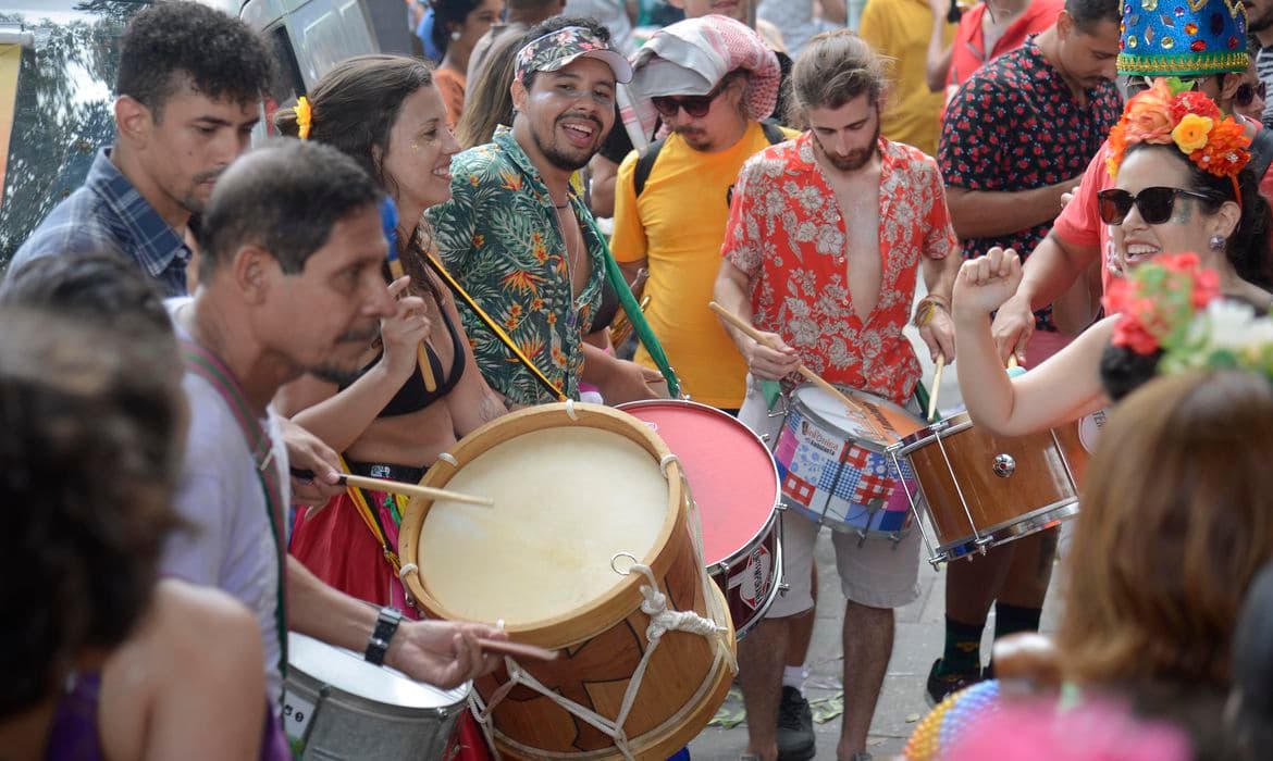 Com aumento nos casos de covid-19, Rio cancela blocos de rua no carnaval