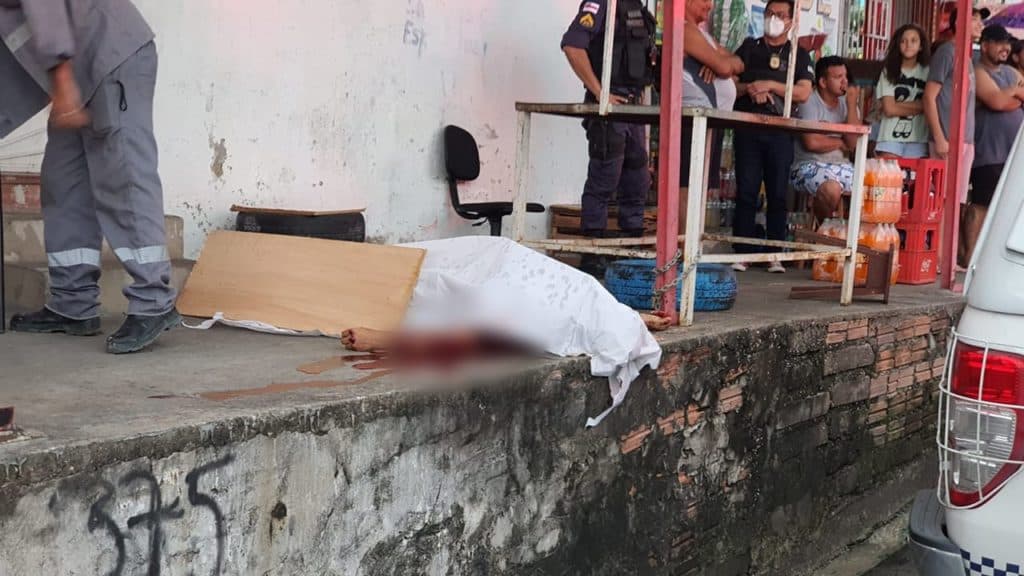 VEJA VÍDEO: Disfarçado como entregador criminoso mata homem na Cidade Nova