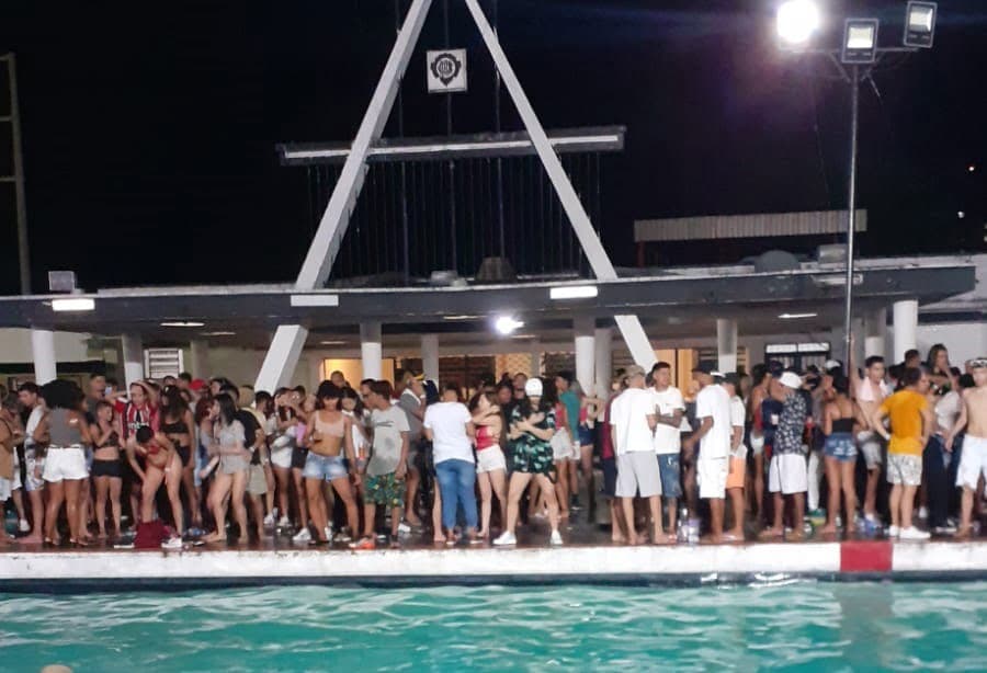 Polícia encerra festa por superlotação que descumpria novo decreto; veja vídeos