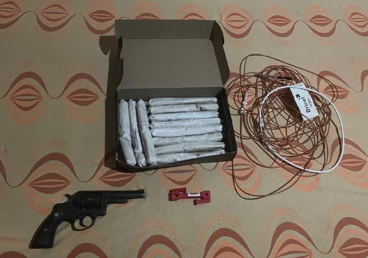 Grupo é preso após explosivo ser encontrado em uma kitnet