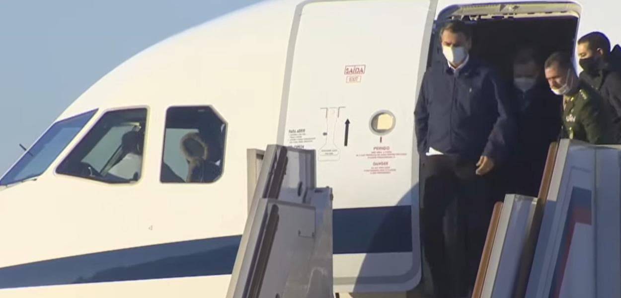 Bolsonaro desembarca na Rússia em meio à retirada de tropas na fronteira da Ucrânia