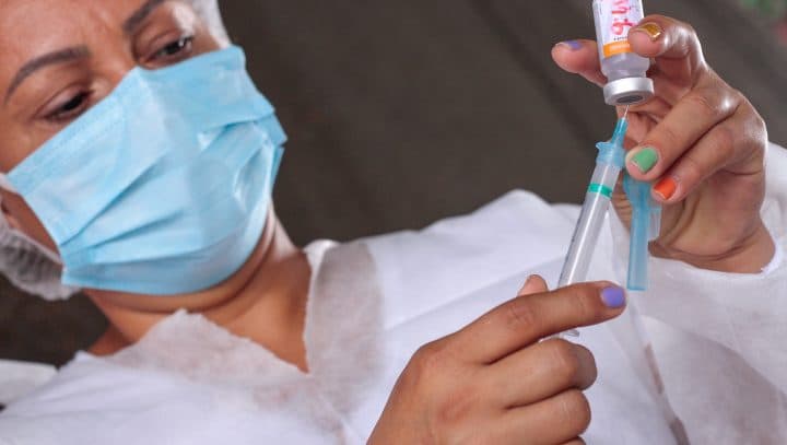 Escolas de samba disponibilizam espaços para vacinação contra Covid-19 em Manaus