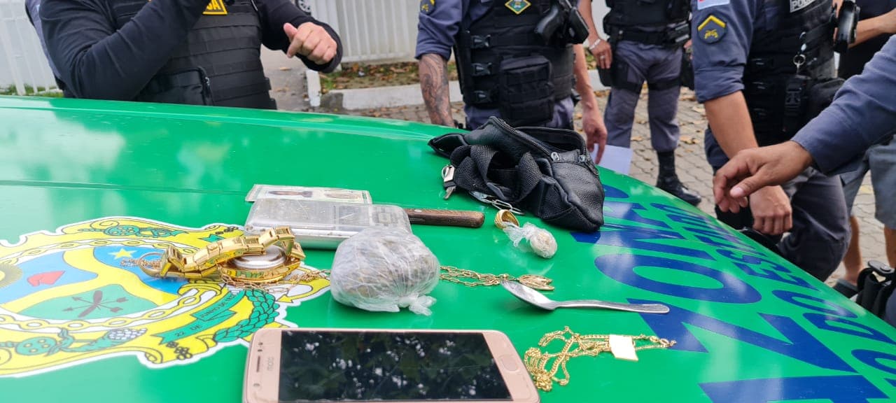 Jovens são presos por tráfico de drogas no Viver Melhor