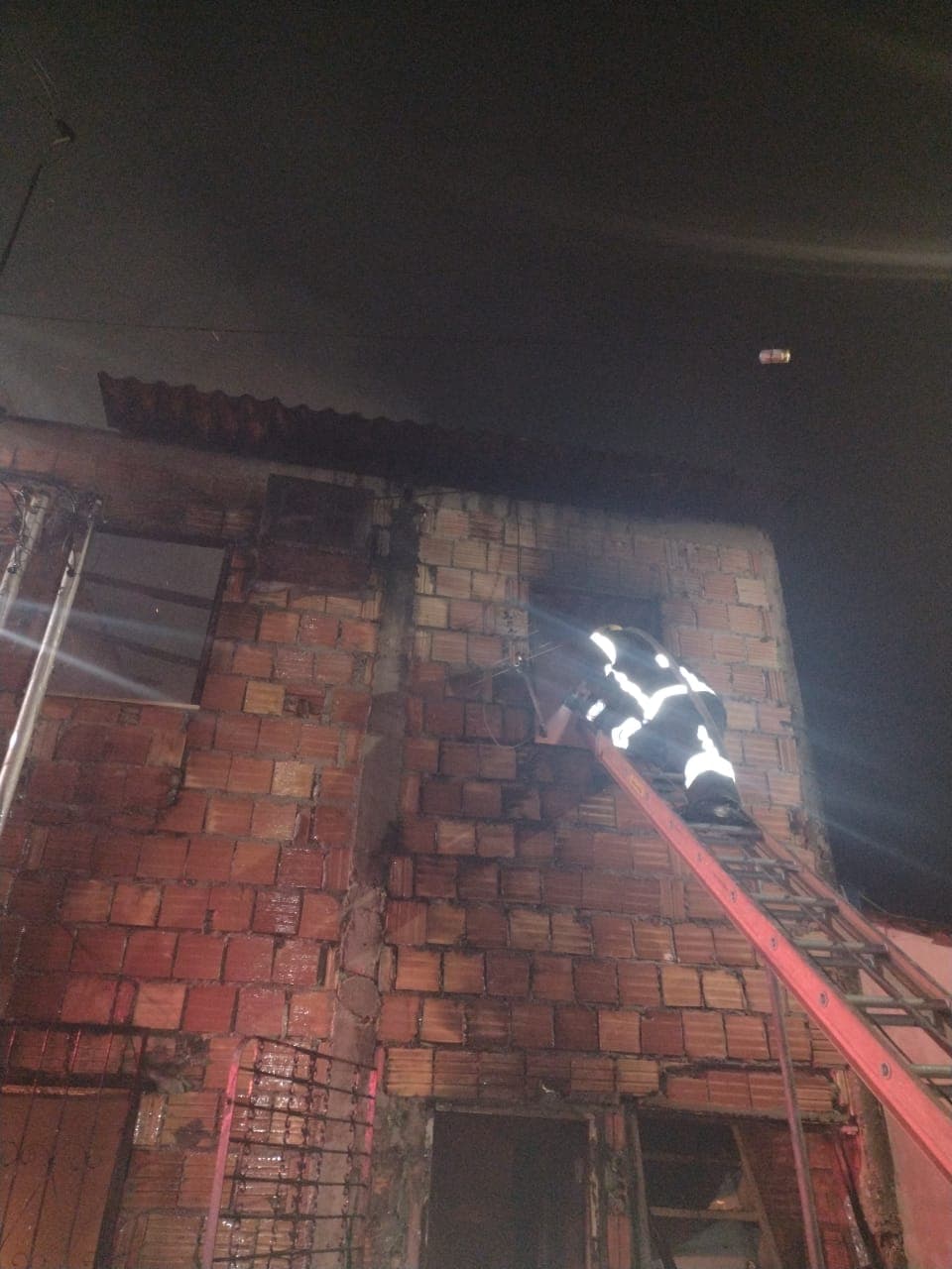 VEJA VÍDEOS: Dois irmãos morrem em incêndio no Novo Reino