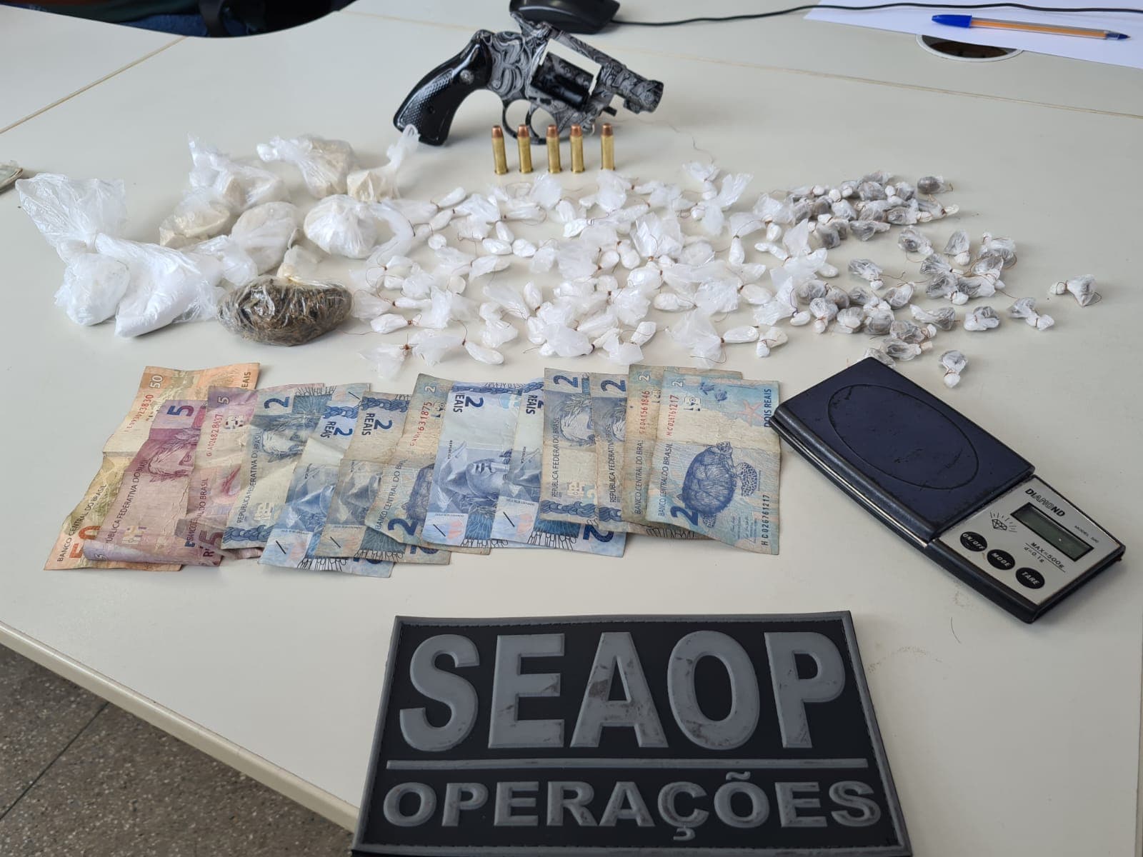 Dupla é presa por posse irregular de arma de fogo e tráfico de drogas