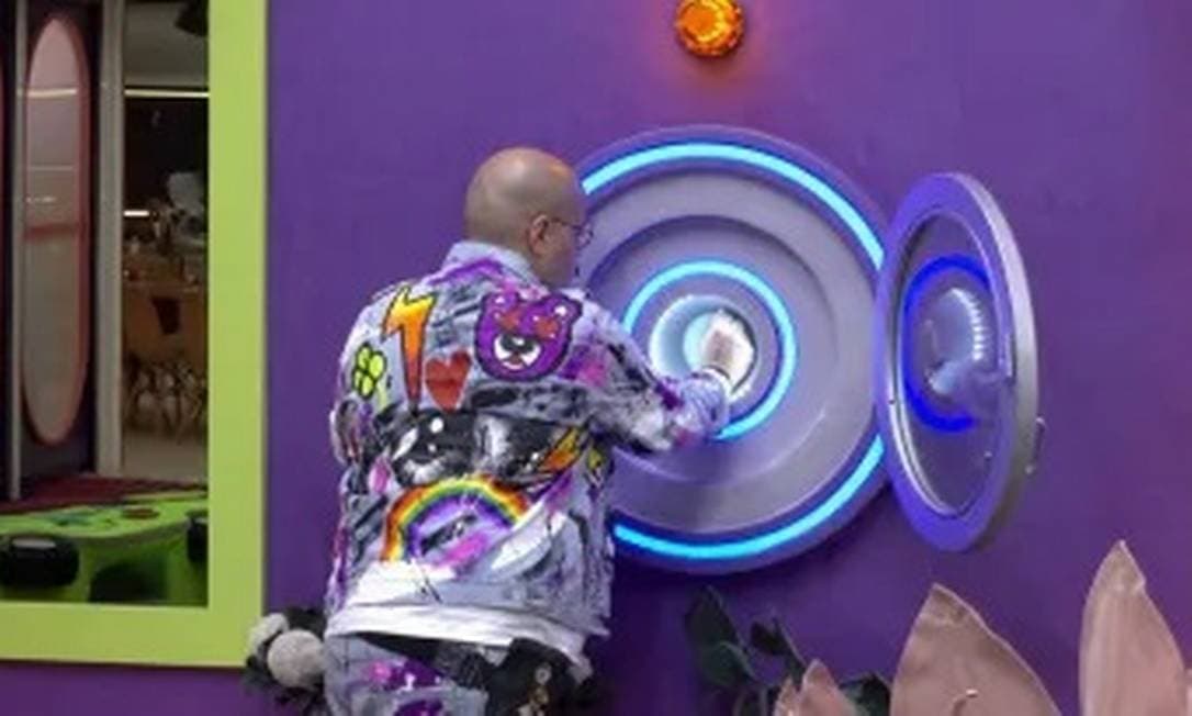 BBB22: veja o momento que Tiago Abravanel aperta o botão e desiste do jogo