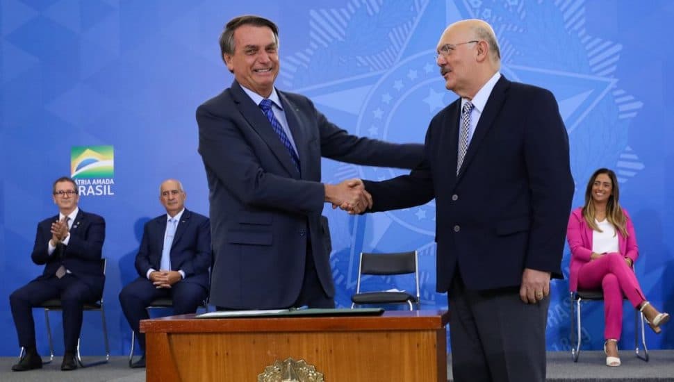 Frente de prefeitos classifica como “impraticável” reajuste a professores dado por Bolsonaro