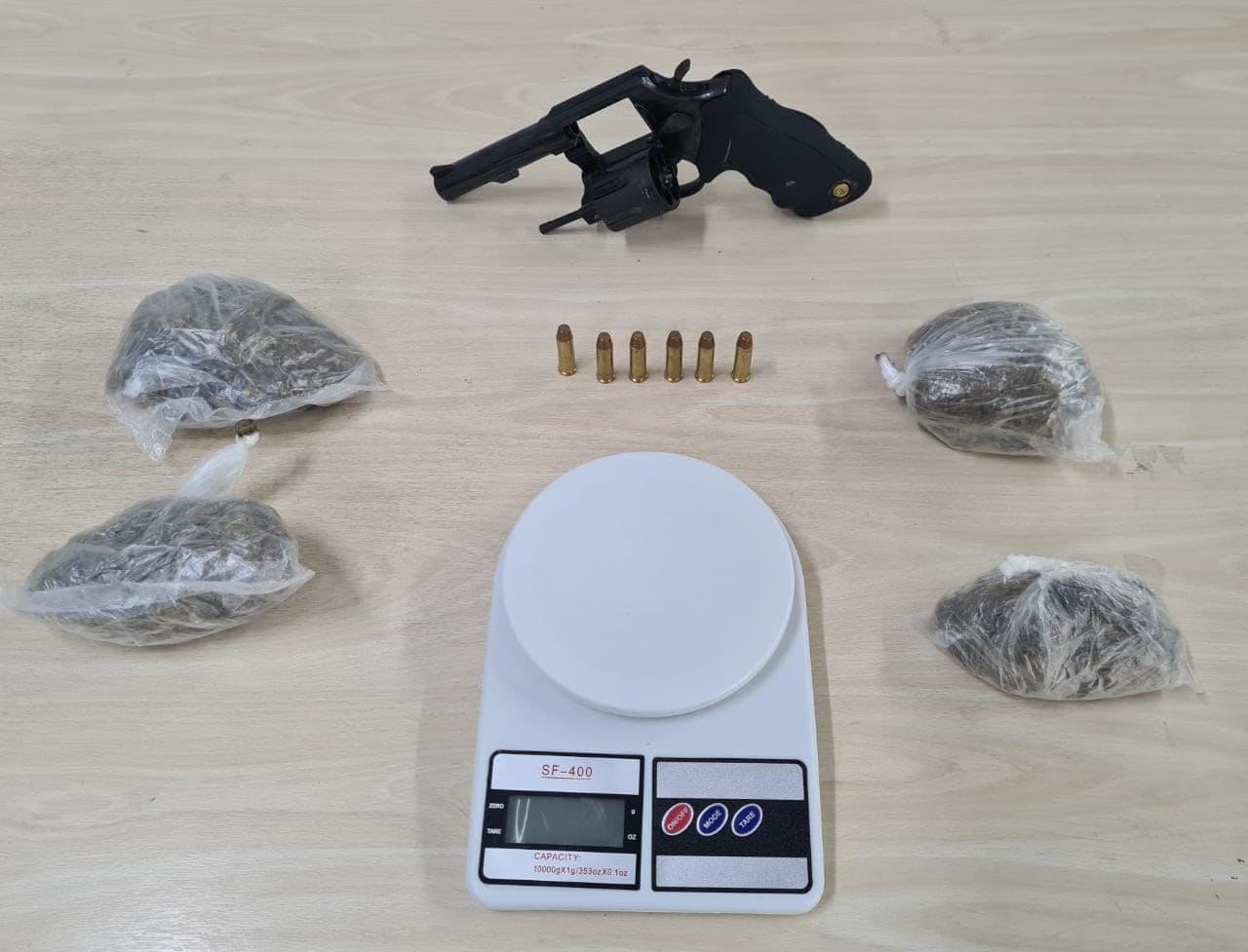 Jovem é preso por guardar drogas para o tráfico