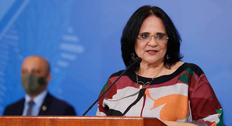 Procuradoria dá 10 dias para ministra Damares explicar disque-denúncia para antivacinas