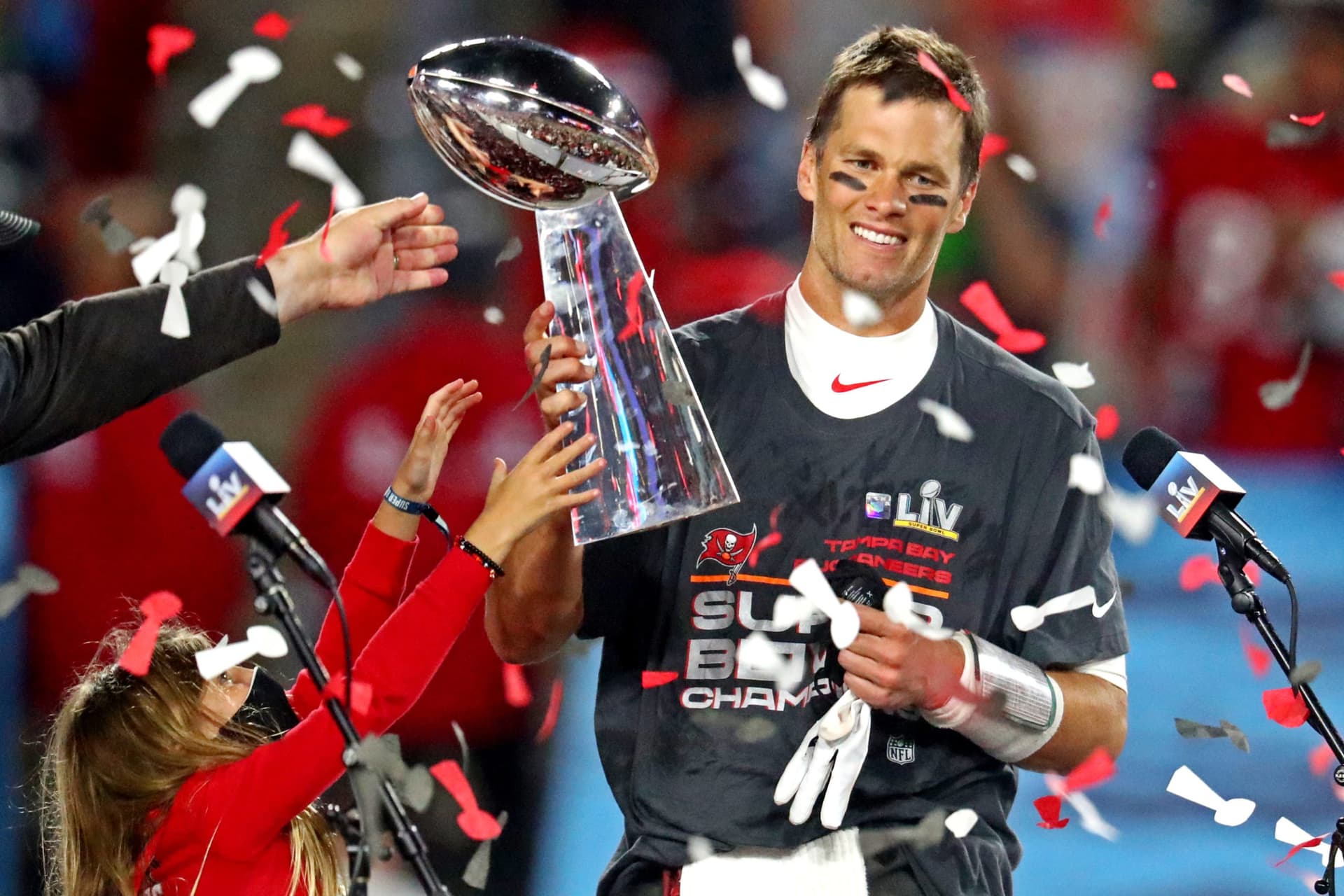 É OFICIAL! O maior campeão da NFL, Tom Brady se aposenta aos 44 anos